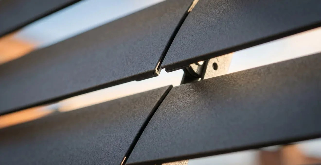 Gros plan sur le mécanisme de ventilation naturelle des lames de pergola